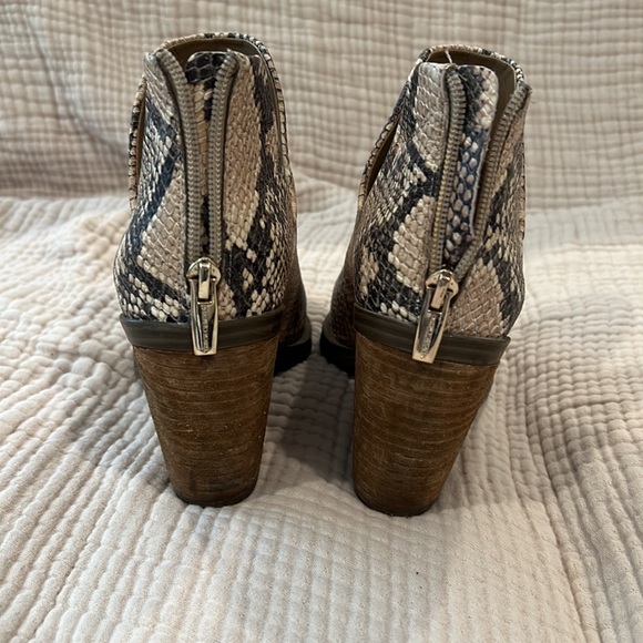Vince Camuto snakeskin bootie size 8 - Picture 3 of 7